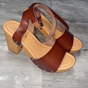 Size 6 Dunes sunny sandal, ankle strap, chunky heel. Like new